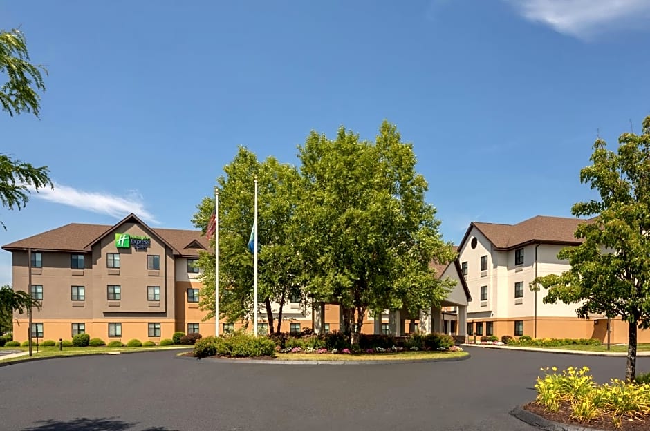 Holiday Inn Express & Suites Bradley Airport, an IHG Hotel