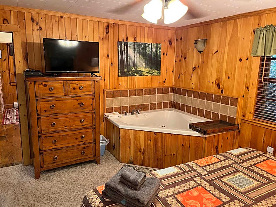 Cozy Cabin Pet Friendly ADA Compatible