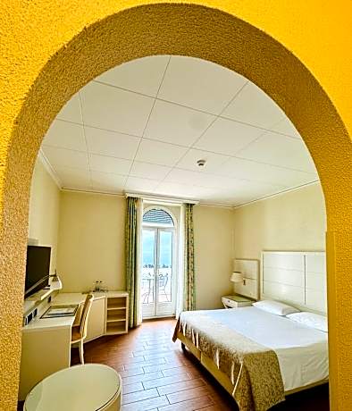 Deluxe Double Room with Lake View