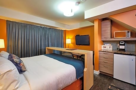 Deluxe Queen Room