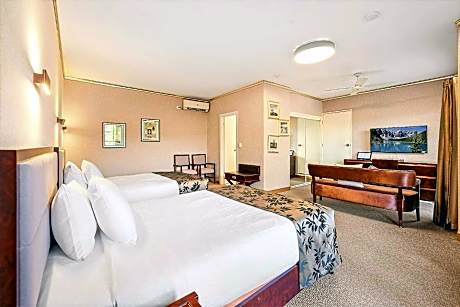 Hillview Spa Suite with Two Queen Beds