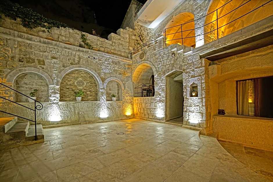 Risus Cave Suites