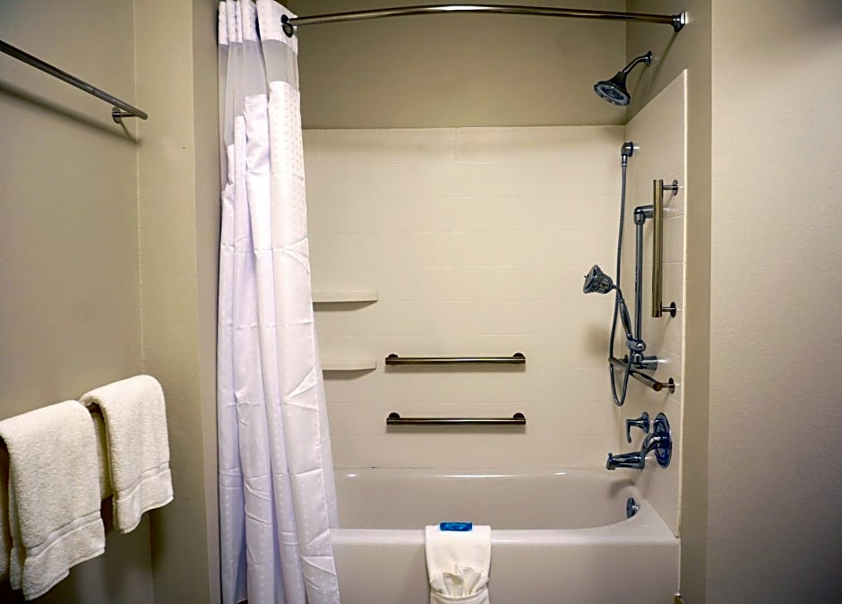 Holiday Inn Express & Suites Omaha - Millard Area, an IHG Hotel