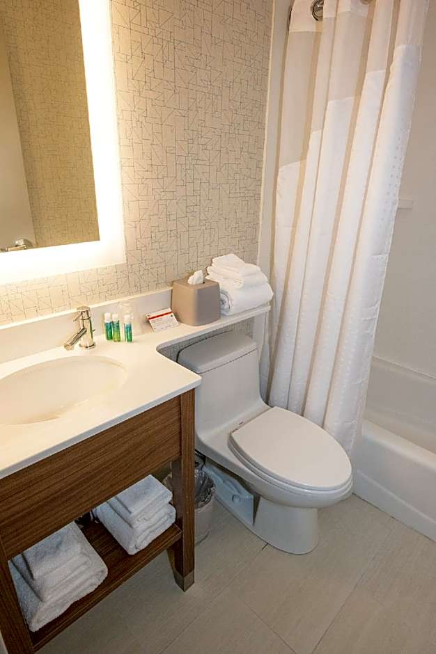 Holiday Inn Express LaGuardia Airport By IHG