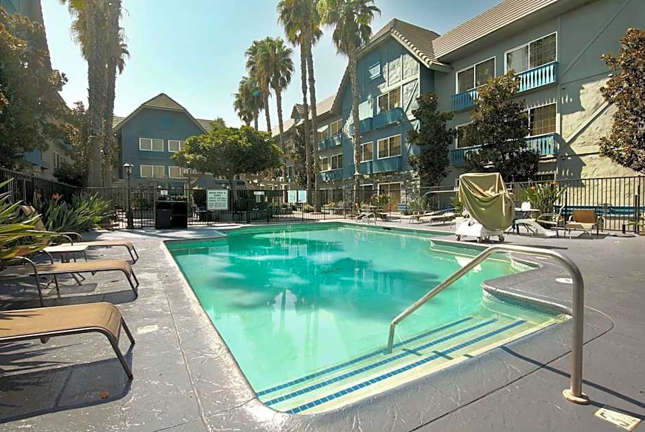 Azure Hotel & Suites Ontario, A Trademark Collection Hotel