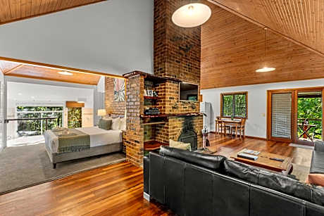 Fig Tree Cottage with Private Outdoor Hot Tub