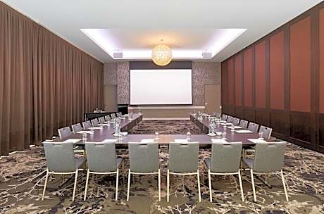 Holiday Inn Warwick Farm by IHG