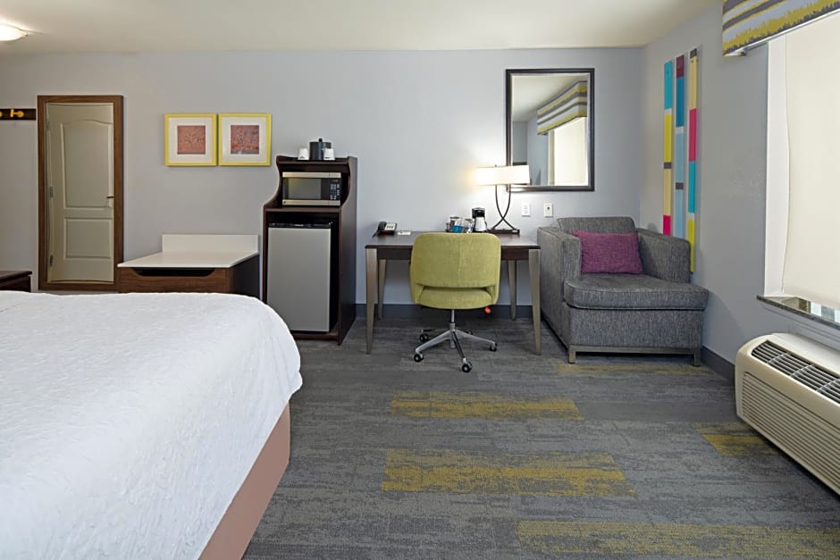 Hampton Inn and Suites Bakersfield / Highway 58