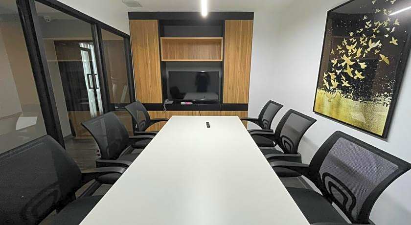 Gate43 Airport Hotel