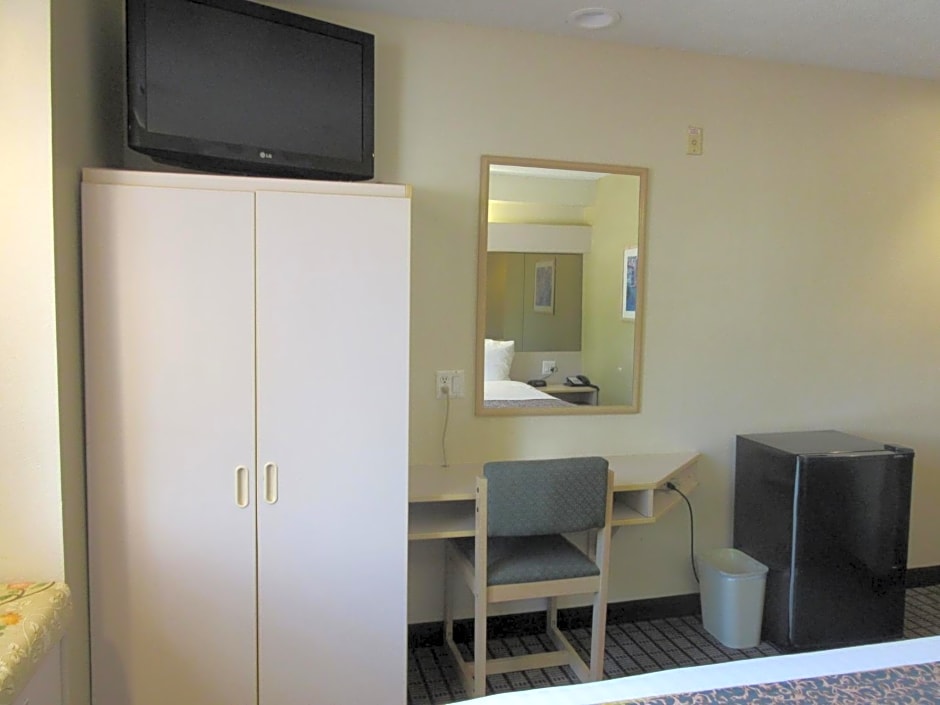Travelodge by Wyndham Arlington/Dallas Area