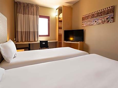 Standard Twin Room with Mountain View