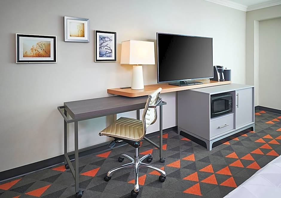 Holiday Inn & Suites Oakville at Bronte By IHG