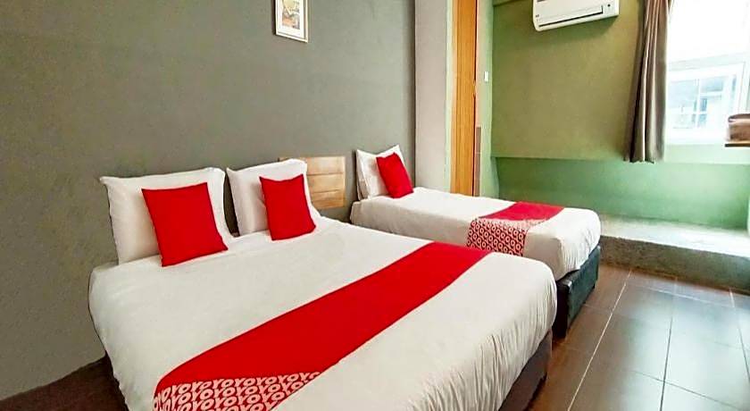 OYO 89465 Golden Lounge