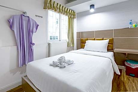 Small Single Room (Female only)