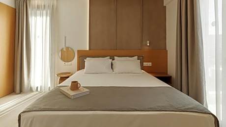 Deluxe Room Pool Front