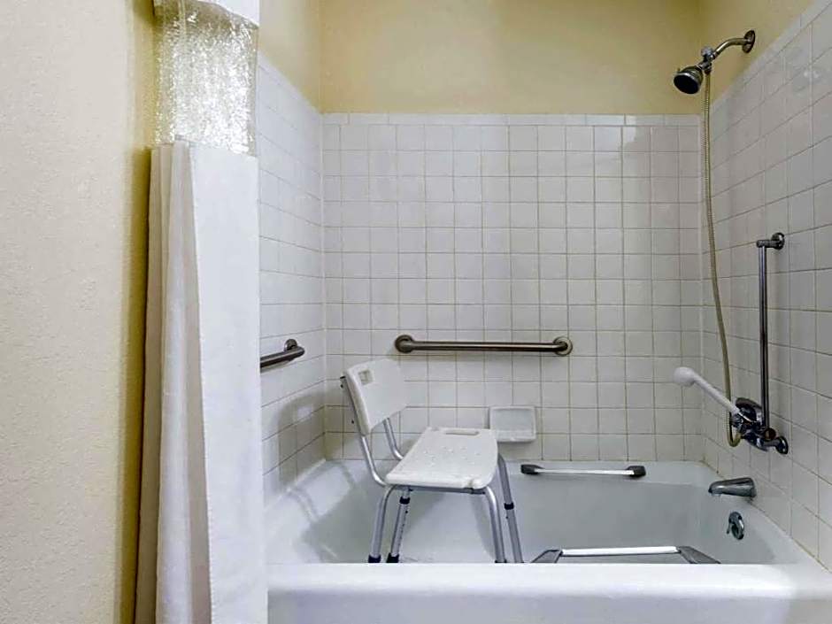 Super 8 by Wyndham Franklin/Middletown Area