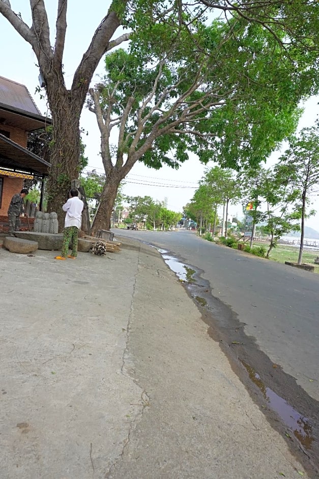 Van Long Elephants Lakeside View Hotel