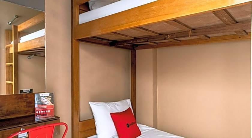 RedDoorz Hostel near LTC Glodok