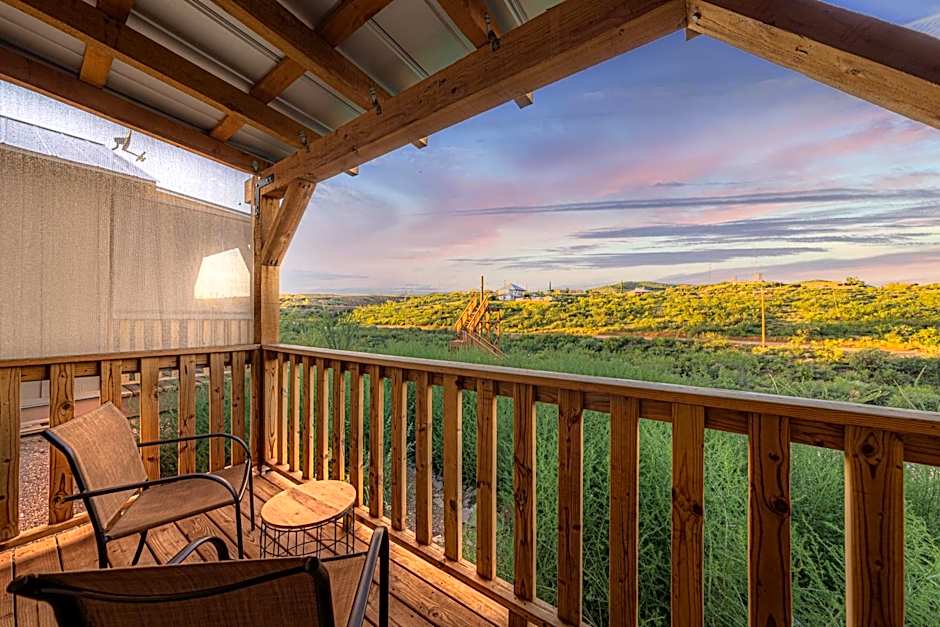 -Pet Friendly- Miners Cabin #5 -Two Double Beds - Private Balcony