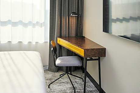 Premium, Guest Room, 1 Queen, Skyline View