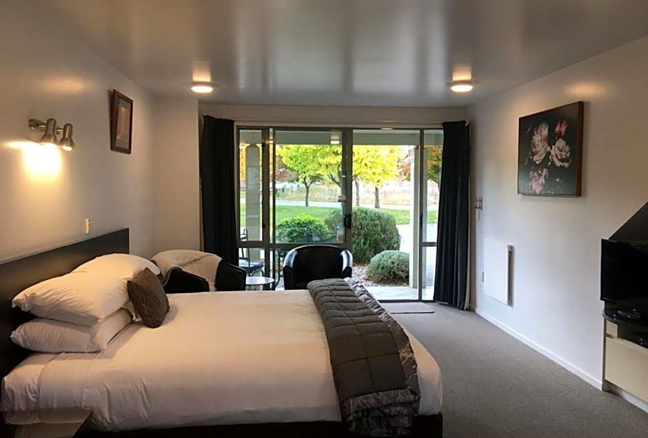 Colonial Manor Motel