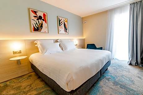 Deluxe King Room - Garden Level