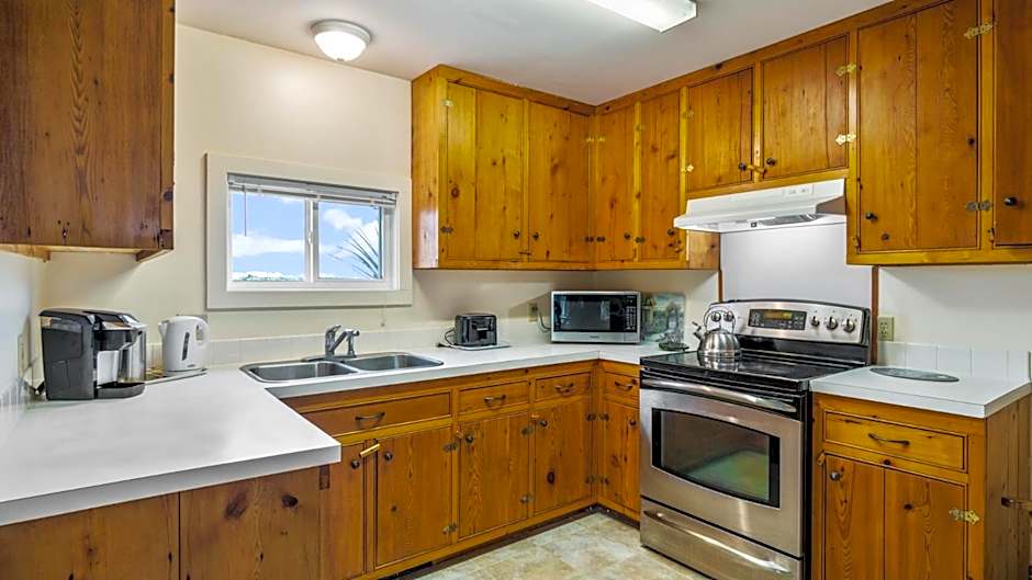 Bayview Pines Country Inn B&B