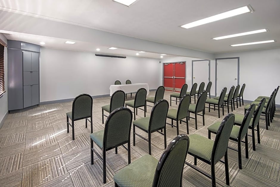 Red Roof Inn & Suites Lexington - Hamburg