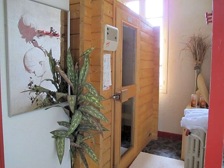 Logis Hôtel Deshors-Foujanet