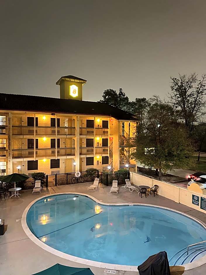 Super 8 by Wyndham The Woodlands North