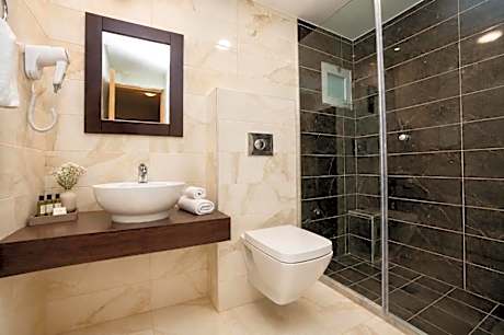 Grand Two Bedroom Apartment with Panoramic Sea View
