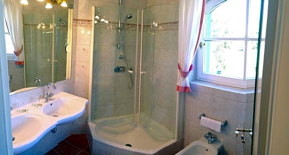 Dietrichsteinerhof Apartments & Rooms