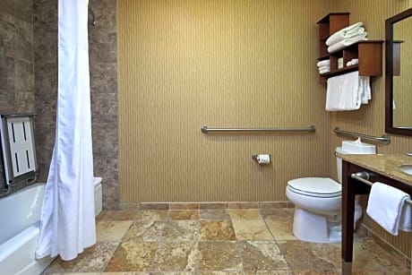 1 Queen Mobility Access W/Tub Nonsmoking