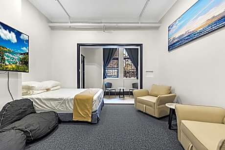 Private Room with toilet and shower (no hotwater))