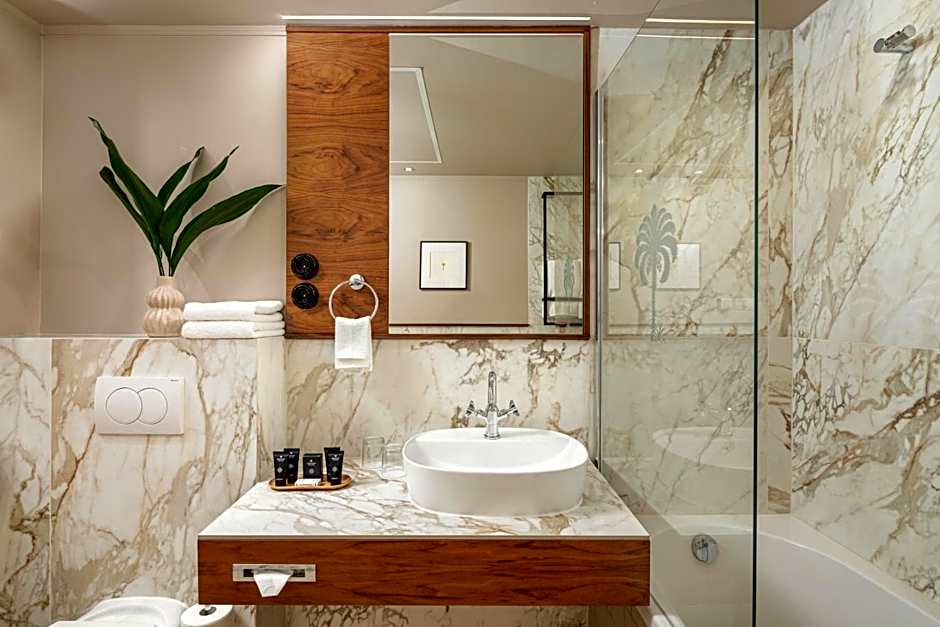 Queen'S Court Hotel & Residence