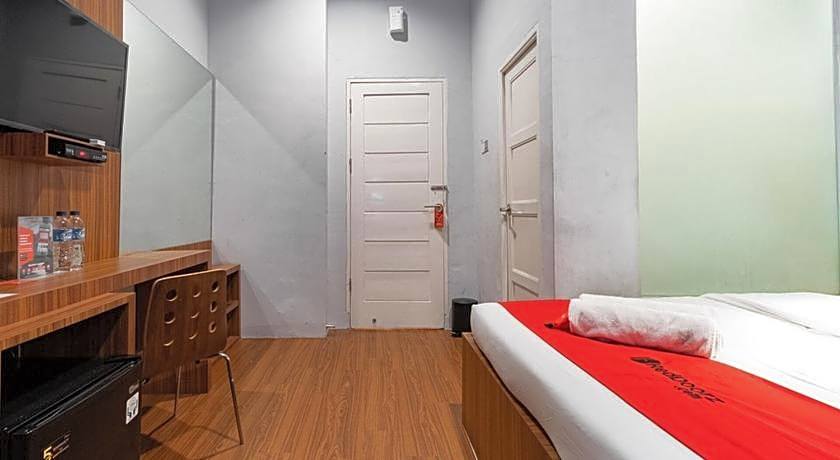 RedDoorz Premium near Centre Point Mall Medan