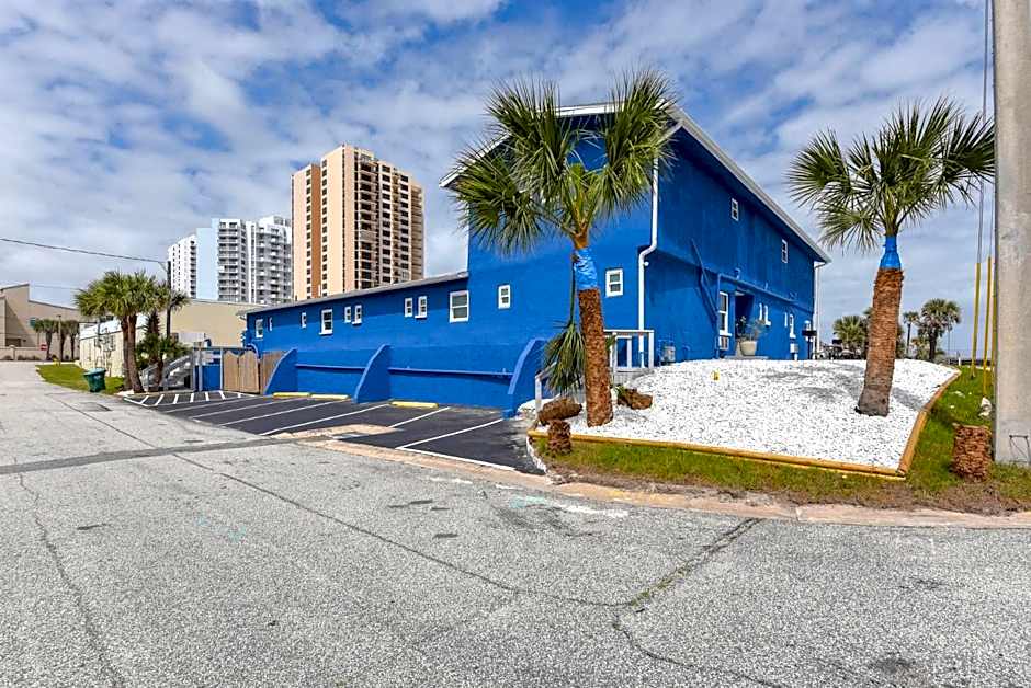 Cozy Studio Suite Near Beach w Kitchenette #3