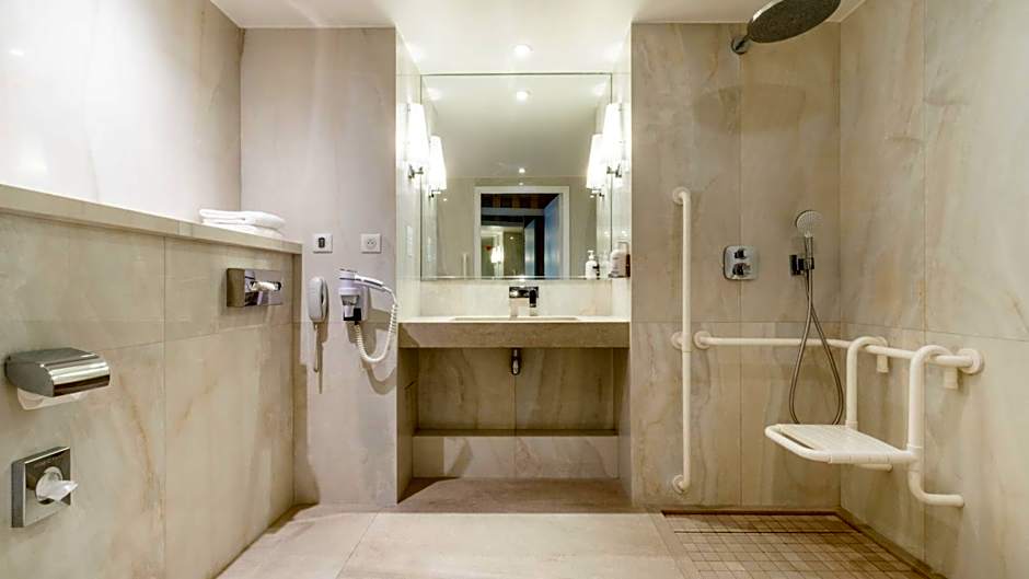 Holiday Inn Resort Nice Port St Laurent By IHG