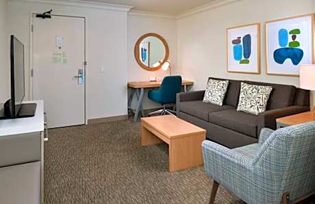 1 King Bed With Whirlpool