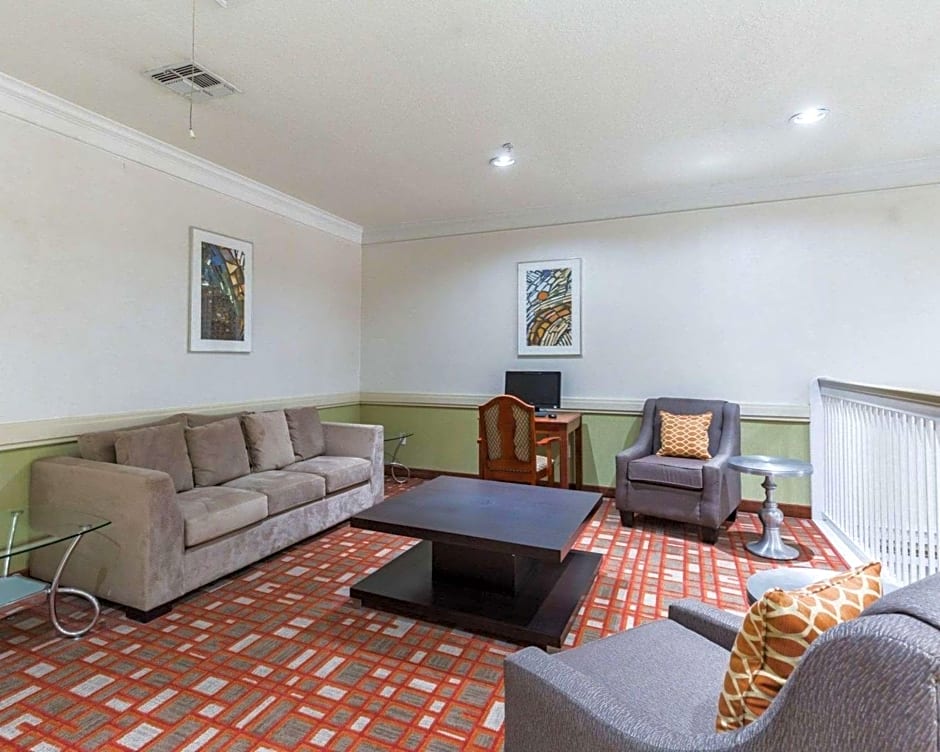 Econo Lodge Inn & Suites East Houston I-10