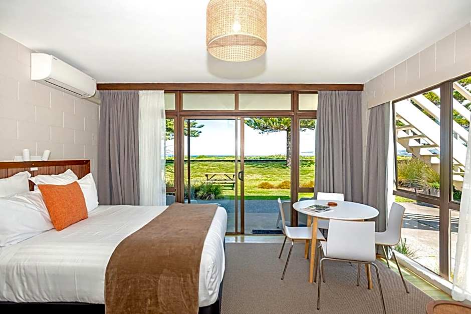 Whispering Sands Beachfront Motel