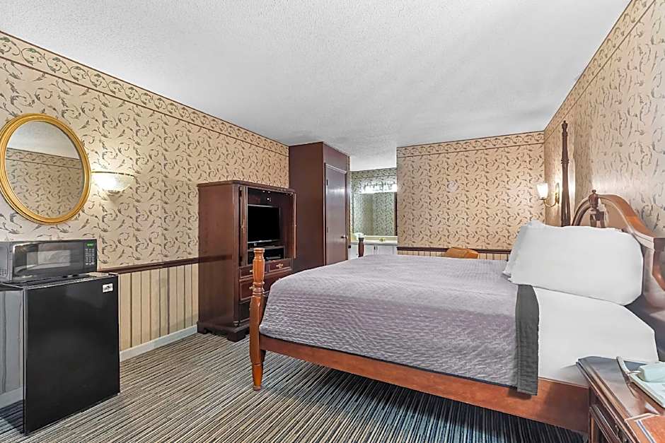 Photo 1 of 7 of 1 King Bed, Smoking