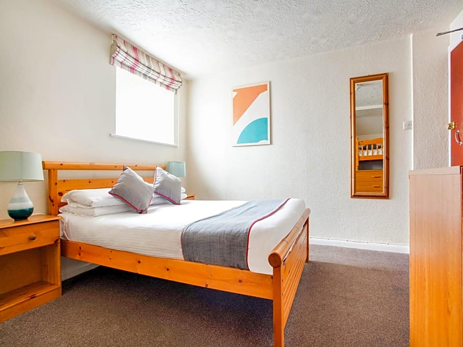 OYO Godolphin Arms Hotel