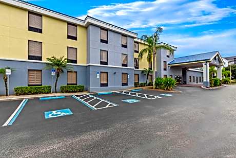 Days Inn & Suites by Wyndham Lakeland