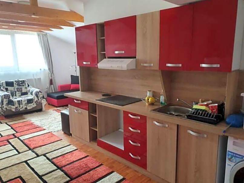 VillaWeb 9rooms - Long term business aparthotel 29 Euro per night per room, min 3months