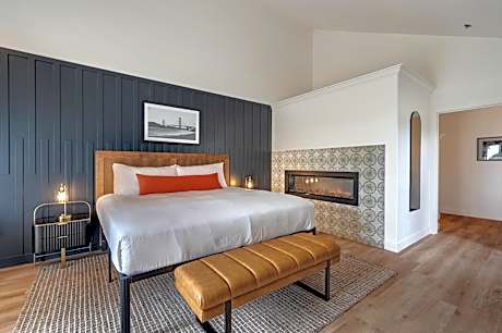 Deluxe Suite with Spa Bath