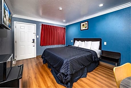 1 King Bed Non-Smoking