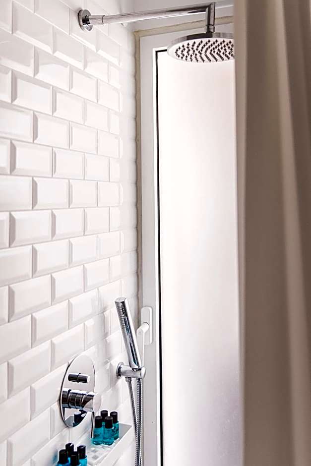 Santa Bica Eat Drink & Sleep