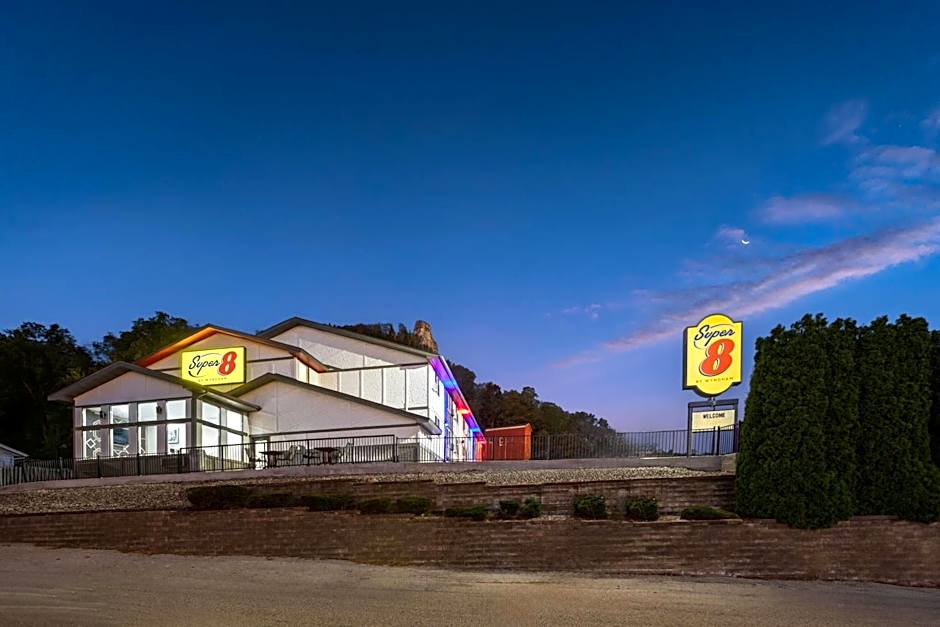 Super 8 by Wyndham Winona MN