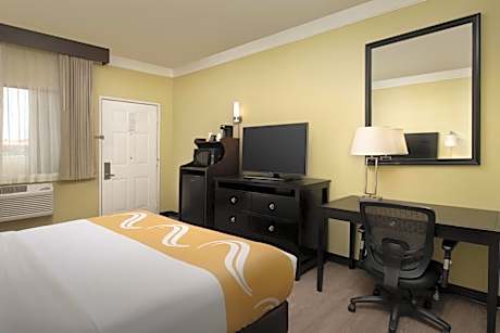 King Suite with Sofa - Non-Smoking